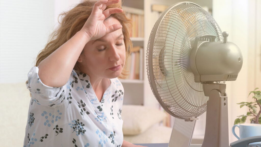 Como amenizar o calor com garrafa de água congelada, conheça a solução simples e barata