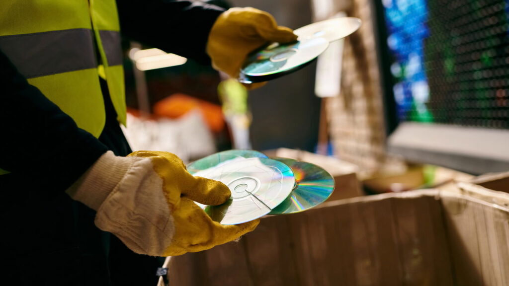 O segredo por trás dos CDs brilhando nas varandas brasileiras