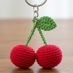 Chaveiro de cereja em crochê para um detalhe doce e criativo