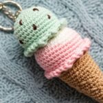 Chaveiro de sorvete em crochê para um acessório divertido e refrescante