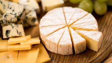 O que acontece quando você passa sal no queijo vai te surpreender