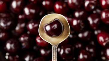 Esse chaveiro de cereja em crochê está roubando a cena entre os acessórios