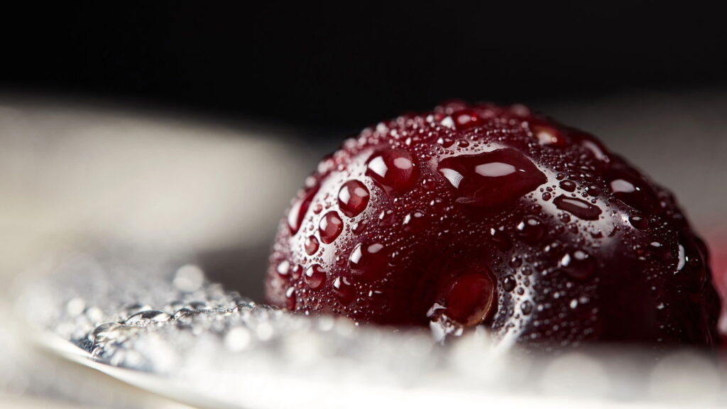 Esse chaveiro de cereja em crochê está roubando a cena entre os acessórios