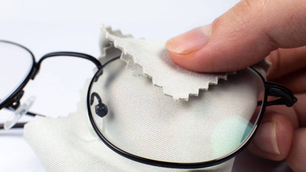 Truque simples para limpar óculos sem pano de microfibra