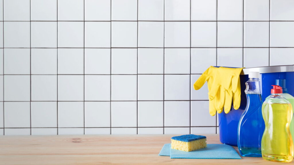 A melhor técnica para limpar assadeiras e remover gordura pesada