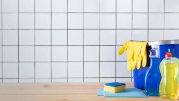 A melhor técnica para limpar assadeiras e remover gordura pesada