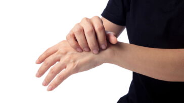 O que significa sentir coceira na mão esquerda