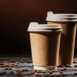 O acessório artesanal em crochê que virou febre entre apaixonados por café