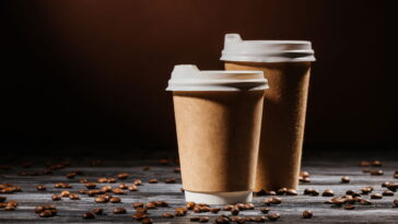 O acessório artesanal em crochê que virou febre entre apaixonados por café