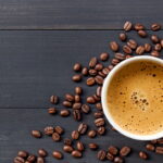 Esse truque com especiarias no café está viralizando entre brasileiros