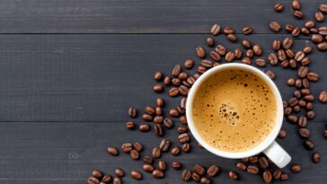 Esse truque com especiarias no café está viralizando entre brasileiros