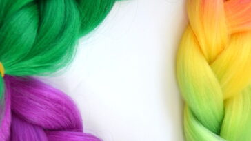 Essa almofada de arco-íris em crochê vai dar cor e alegria ao seu lar