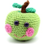 Amigurumi de maçã em crochê que encanta com simplicidade
