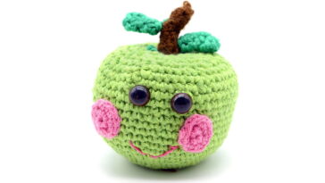 Amigurumi de maçã em crochê que encanta com simplicidade