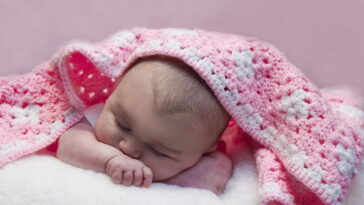 Onesie de estrela infantil em crochê que envolve com carinho e afeto