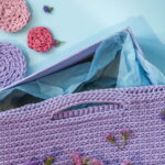 Essa bolsa envelope em crochê está conquistando o mundo da moda artesanal