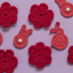 Esse penduricalho floral em crochê floral está encantando motoristas