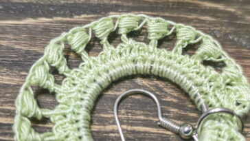 O acessório artesanal que virou tendência na moda feminina