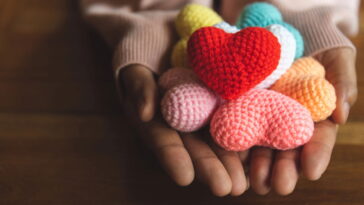 Essa manta com corações em crochê emocionou quem recebeu de presente