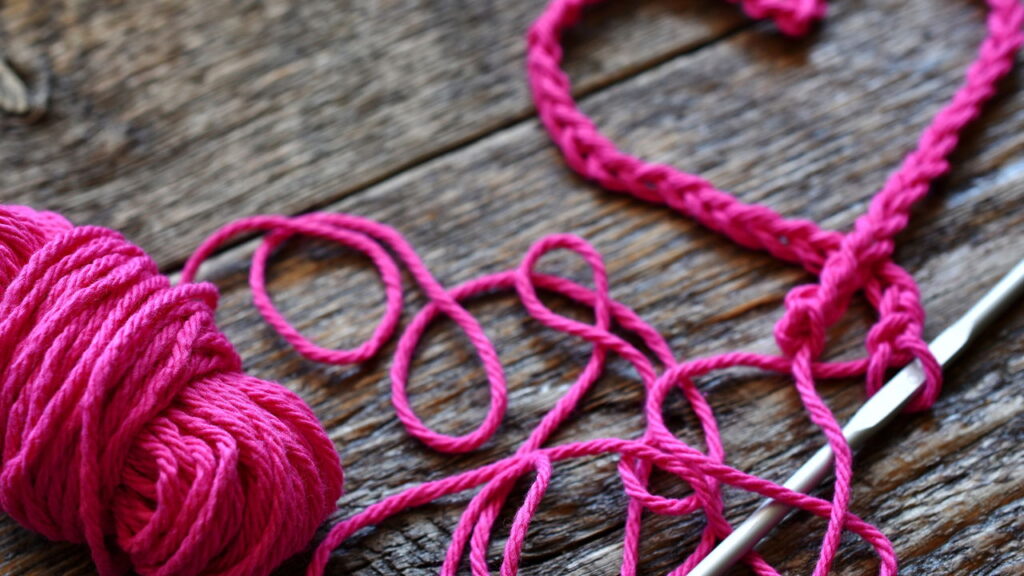 Manta em granny square de coração em crochê para aquecer com carinho