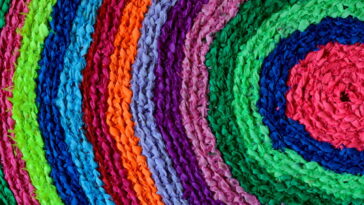 Esse tapete de crochê encantou crocheteiras e está ganhando as casas brasileiras