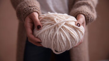 Essa almofada de margaridas vai deixar sua casa mais aconchegante e florida