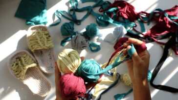 Essa pantufa com pompom em crochê virou sensação entre as amantes do conforto