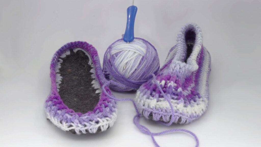 Essa pantufa com pompom em crochê virou sensação entre as amantes do conforto
