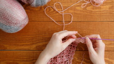 Essa folha em crochê muda o clima de mesas postas pelo Brasil