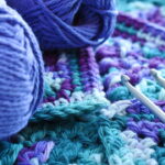 Esse chaveiro de crochê transforma um simples presente em proteção e estilo