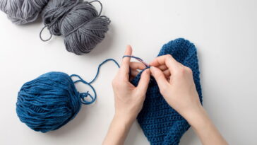 Cachecol de gatinhos em crochê está bombando entre crocheteiras criativas