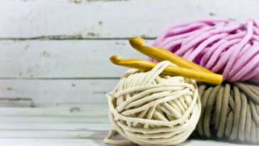 Tapete de hexágonos em crochê que transforma sua decoração