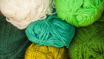 O acessório de crochê que está bombando nas praias e nas redes sociais