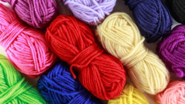 O detalhe dessa capa de crochê está encantando quem ama decoração lúdica