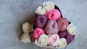 Aprenda a fazer esse cesto natalino em crochê cheio de charme e tradição