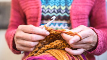 Esse detalhe em crochê está transformando mesas de jantar