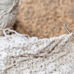 Passo a passo completo de almofada de margaridas em crochê com dicas e acabamentos