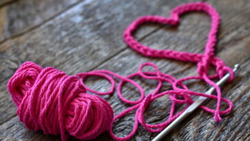 O detalhe dessa manta de crochê está encantando as crocheteiras do Brasil