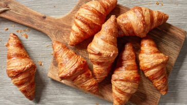 Como fazer chaveiro de croissant em crochê com detalhes encantadores