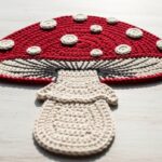 Descanso de copos de cogumelo em crochê para uma mesa divertida