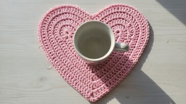 Descanso de copos de coração em crochê para uma mesa cheia de carinho e romantismo