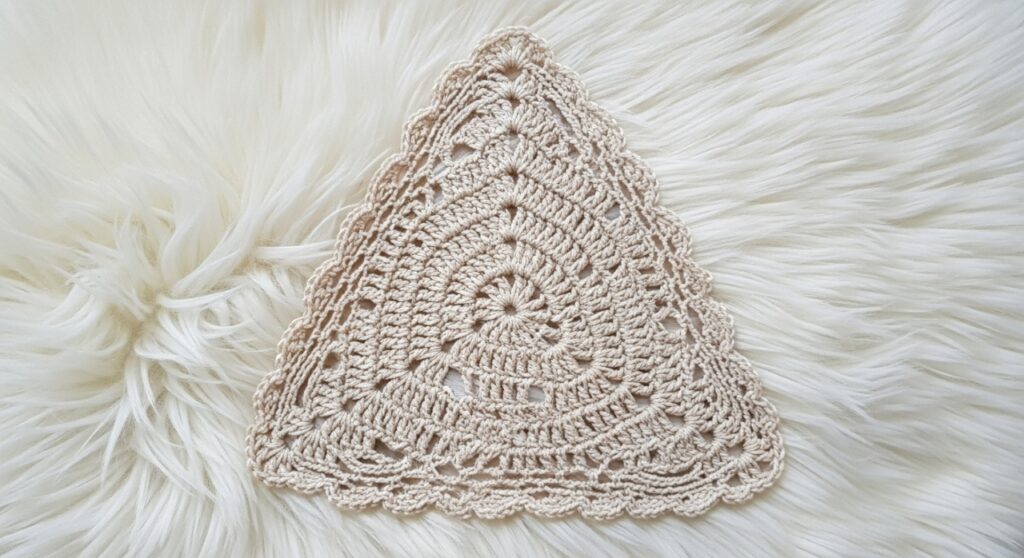 Descanso de crochê triangular que une charme e praticidade com elegância
