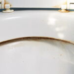 Conheça o guia completo para remover calcário do vaso sanitário sem danificar a cerâmica