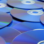 O segredo por trás dos CDs brilhando nas varandas brasileiras