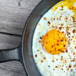 Ovo no café da manhã, mitos e verdades sobre esse alimento tão versátil