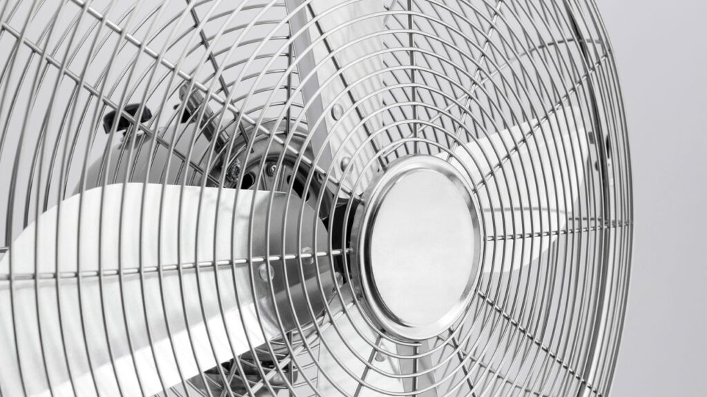 Como amenizar o calor com garrafa de água congelada, conheça a solução simples e barata