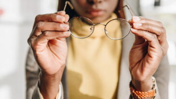 peça em crochê sobre pelagem