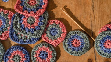 Esse modelo de crochê com toque retrô vai conquistar seu coração
