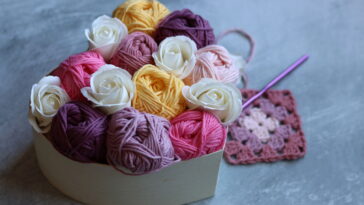 Esse porta guardanapo floral em crochê vai encantar seus convidados