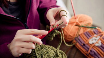 Amigurumi de sapinho em crochê para alegrar com fofura